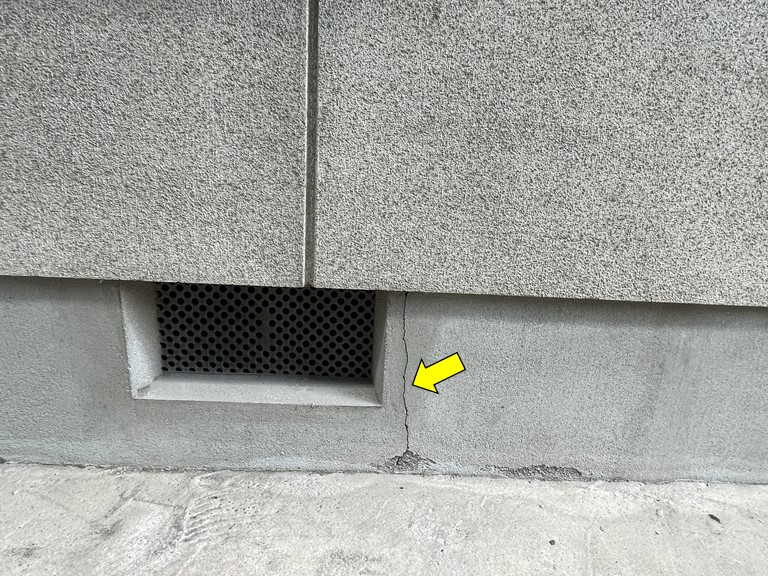 基礎巾木のひび割れ