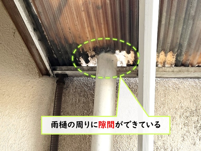 岸和田市 雨樋の周りに隙間ができている