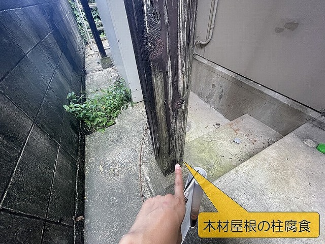 岸和田市でテラスの木材屋根の柱が腐食している