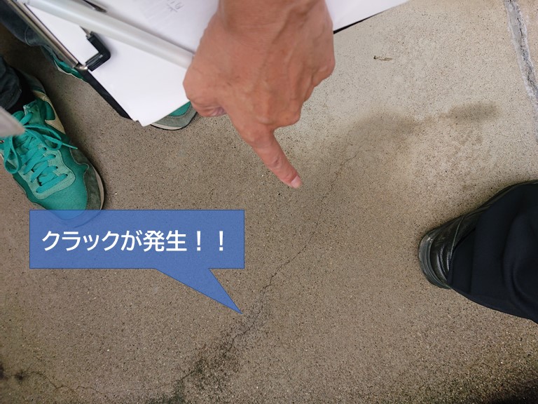 岸和田市のベランダにクラックが発生