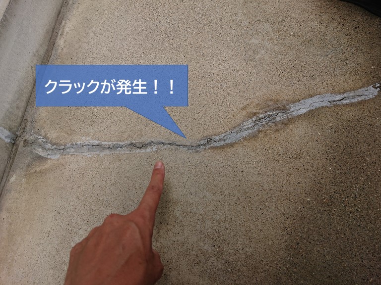 岸和田市のベランダにクラック発生