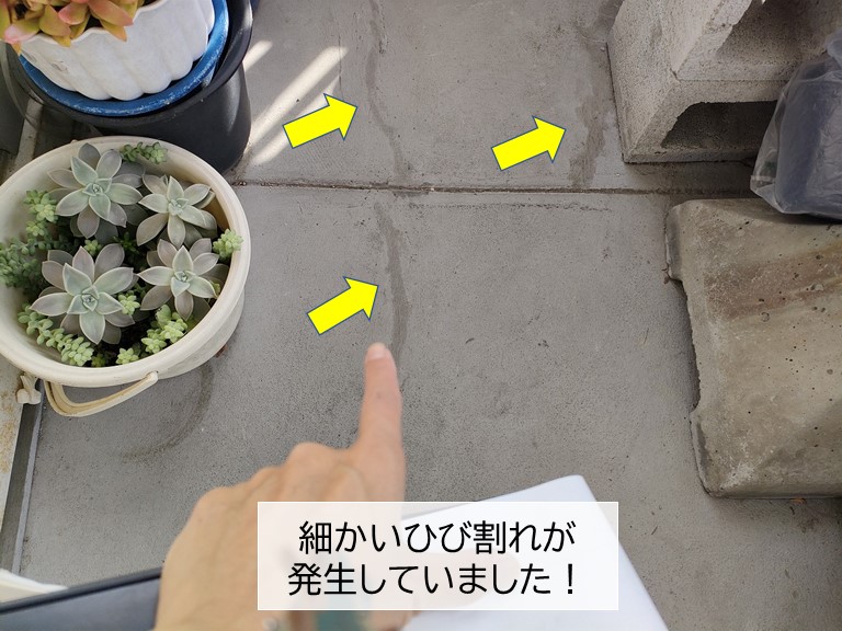 岸和田市のベランダに細かいひび割れが
