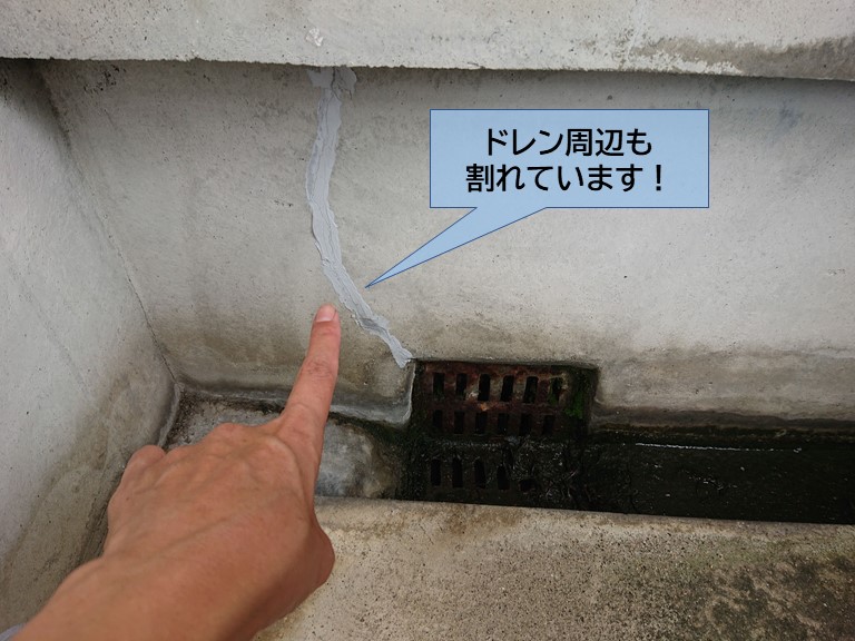 岸和田市のベランダのドレン周辺も割れています