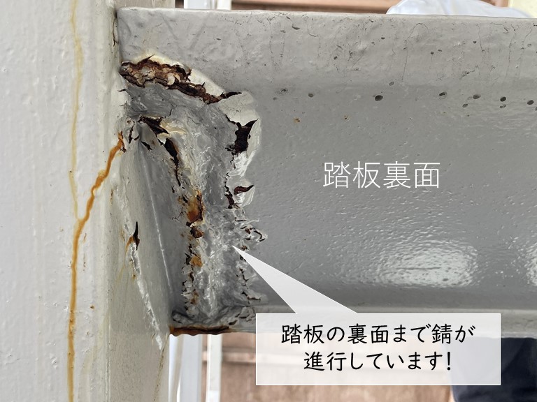 岸和田市の外階段の踏板の裏面の錆び