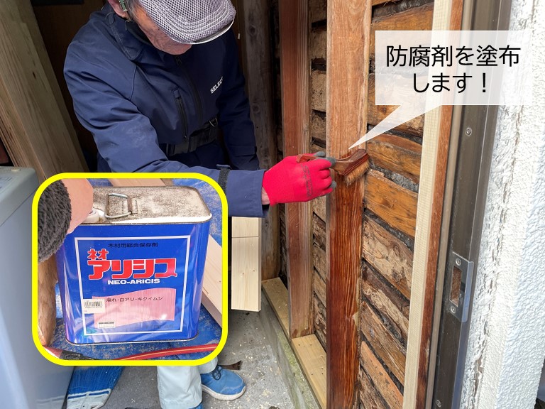 岸和田市の木部に防腐剤を塗布します