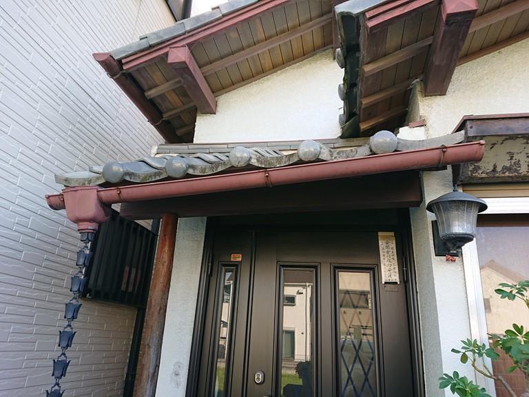 岸和田市の玄関庇修理前