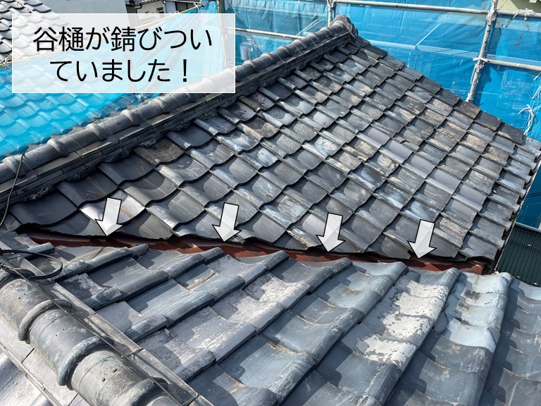 岸和田市の谷樋が錆びついています