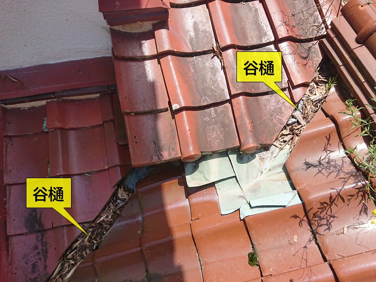 岸和田市の谷樋に枯れ葉が詰まっています