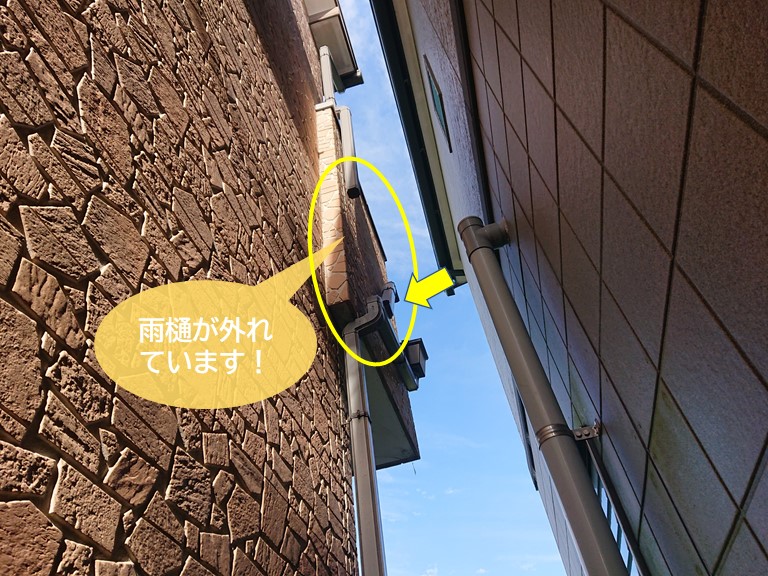 岸和田市の雨樋が外れています