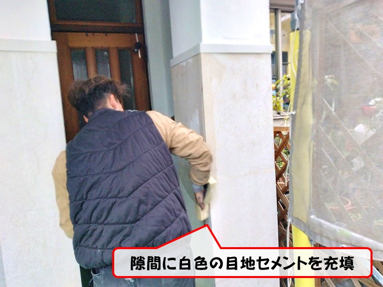 岸和田市隙間に白色の目地セメントを充填