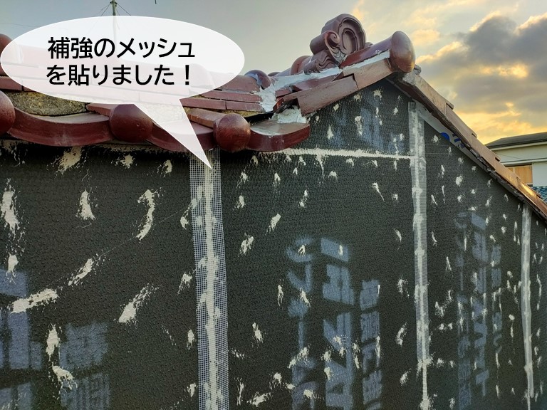 忠岡町で補強のメッシュを貼りました