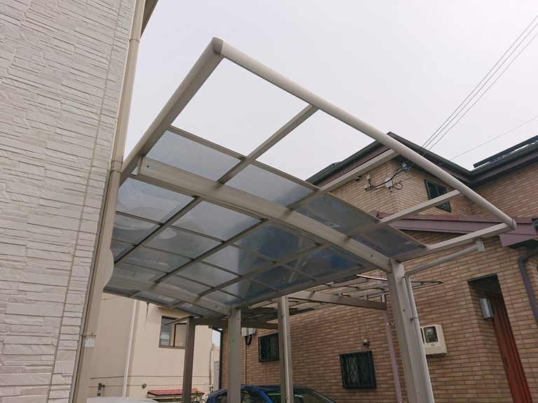 忠岡町のカーポートのパネルが飛散