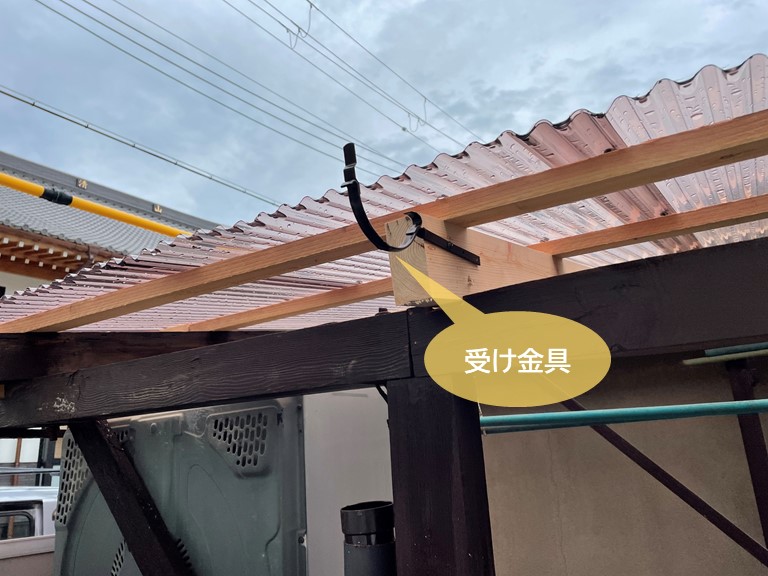 忠岡町のテラスに受け金具を取付け