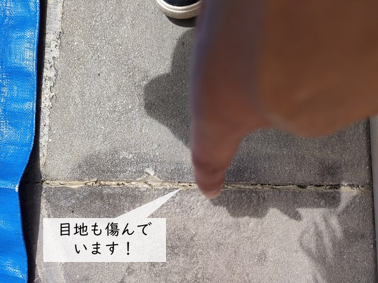 忠岡町のバルコニーの目地も傷んでいます