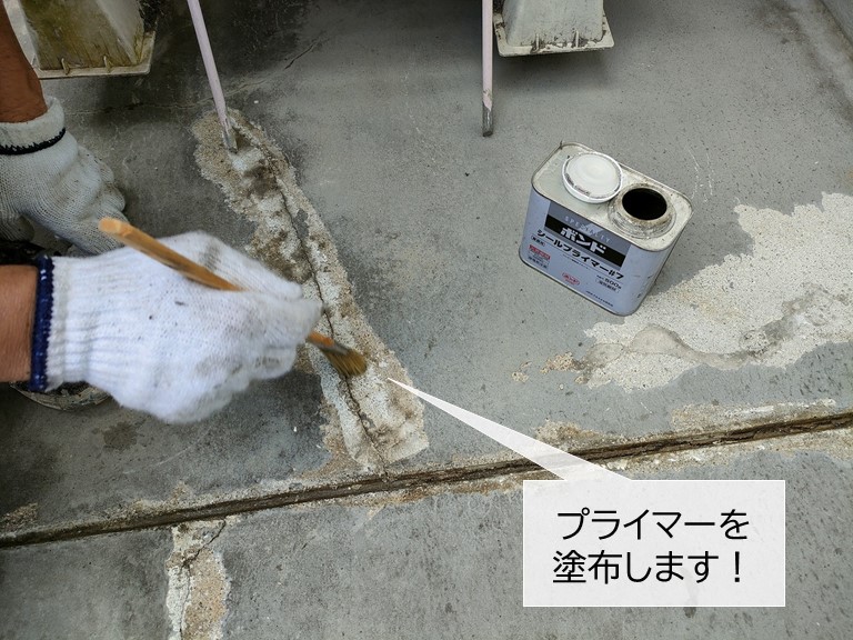 忠岡町のベランダのひび割れにプライマーを塗布
