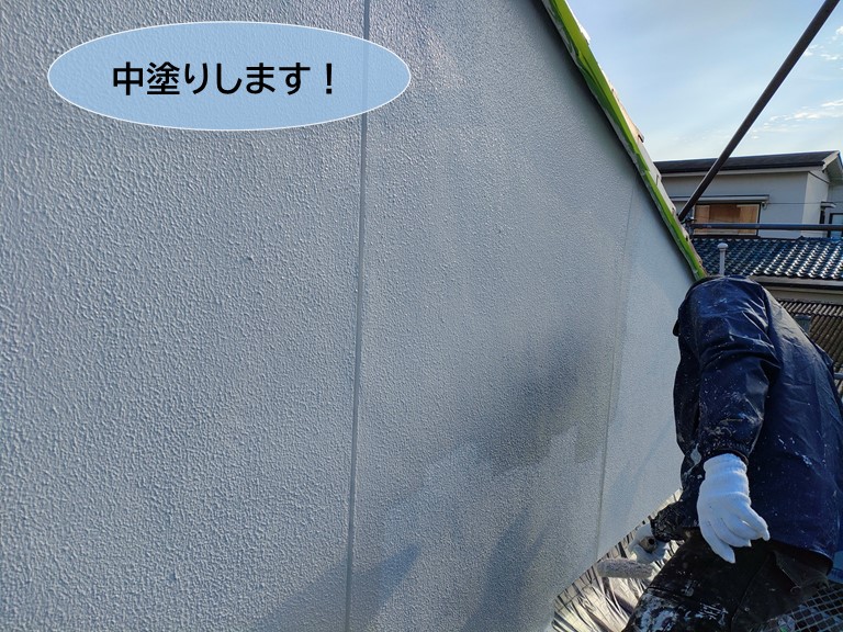 忠岡町の外壁を中塗りします