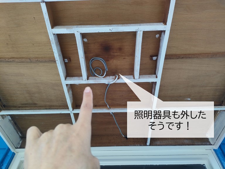 忠岡町の玄関屋根の照明器具