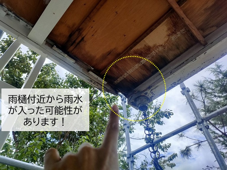 忠岡町の玄関屋根の雨樋