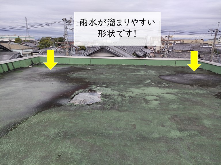 忠岡町の陸屋根に雨水が溜まりやすい形状です
