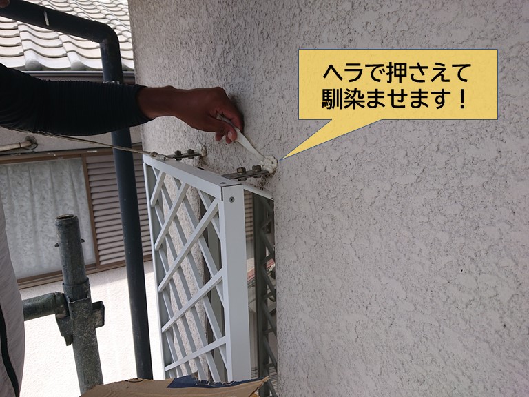 忠岡町の面格子の取り合いに充填したシーリングを馴染ませます