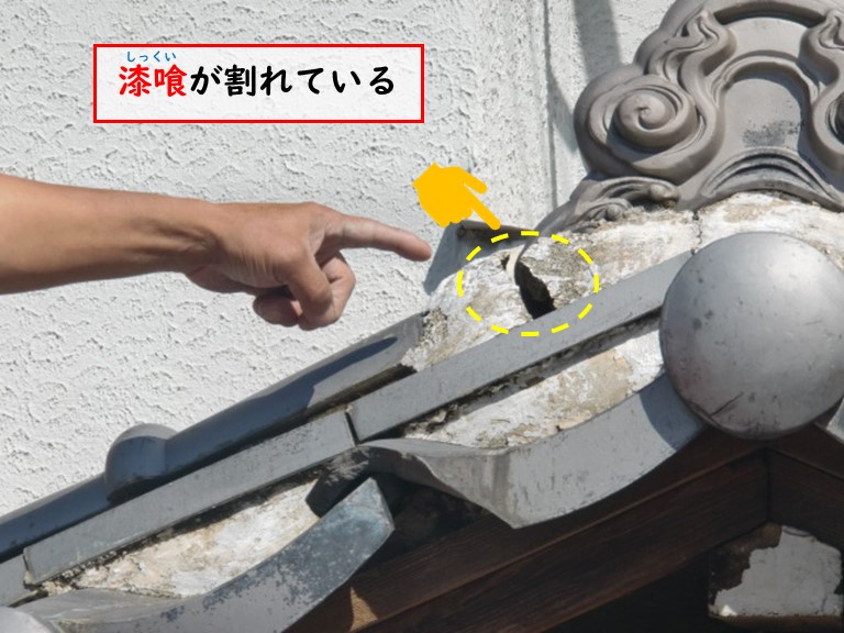 泉佐野市で台風被害で漆喰が割れている