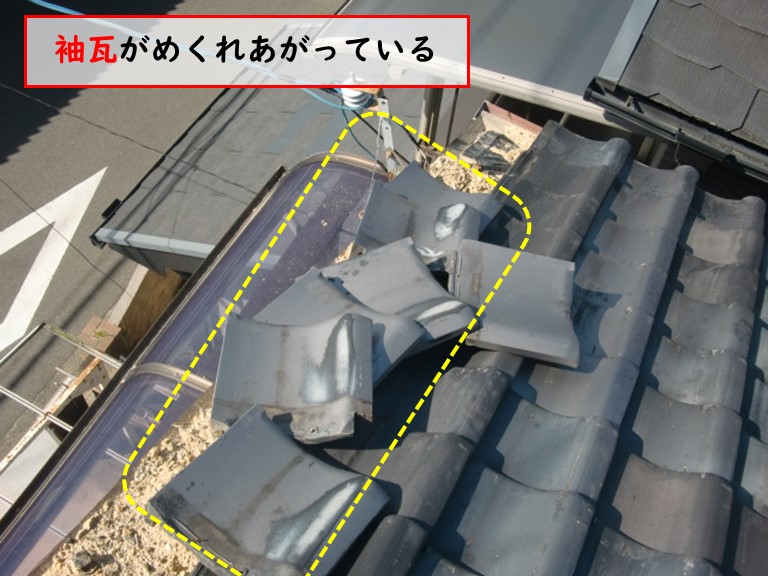 泉佐野市で台風被害で袖瓦がめくれあがっている