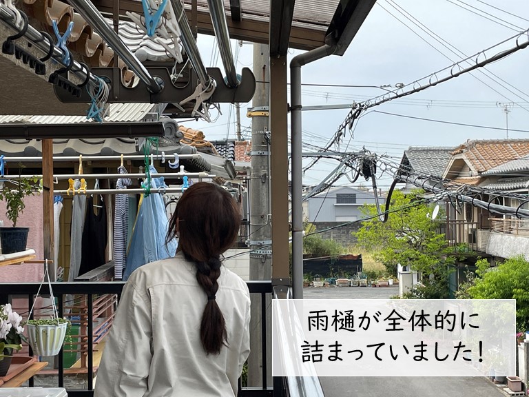 泉佐野市の波板屋根の雨樋が埋まっていました