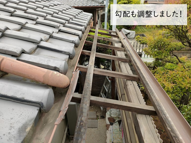 泉佐野市の雨樋を掃除して樋を掃除