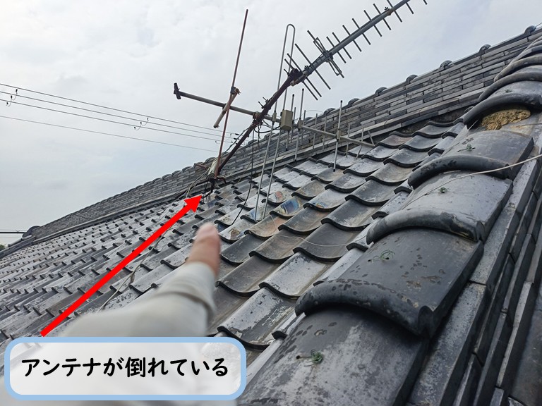 泉佐野市屋根の上のアンテナが倒れている