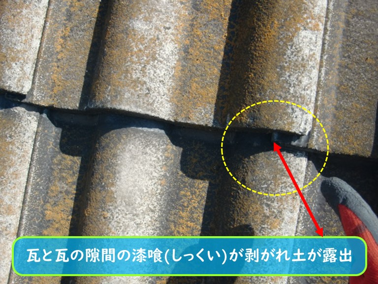 泉南市で漆喰が剥がれて土が露出