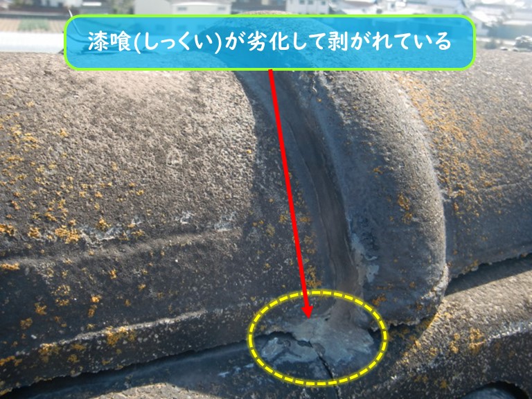 泉南市で漆喰が劣化して剥がれている