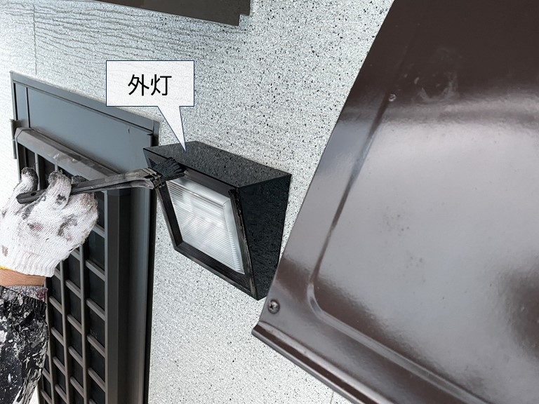 泉南市の外灯を塗装