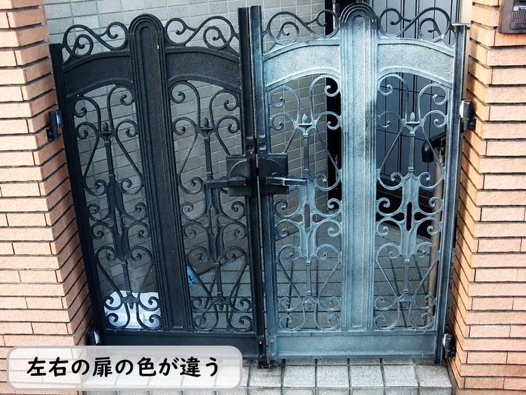 泉南市門扉左右の扉の色が違う