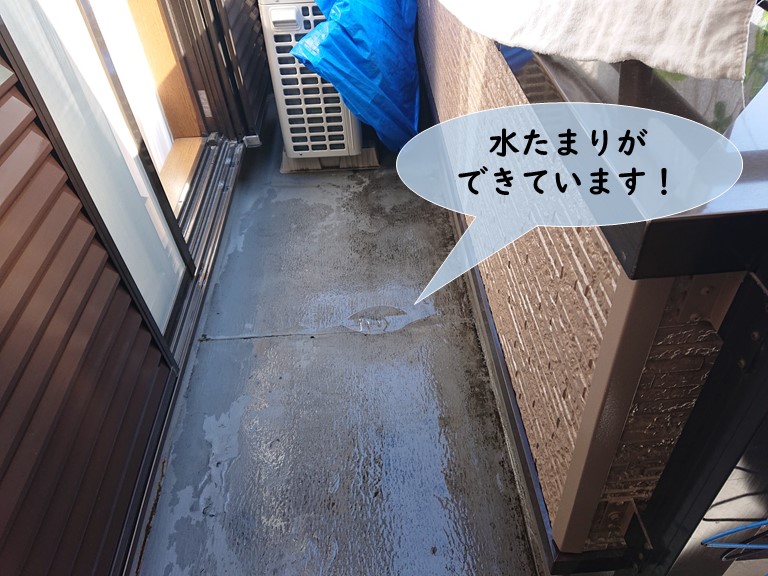 泉大津市のベランダに水たまりができています