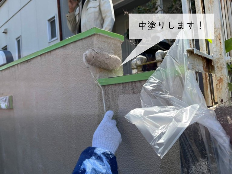 泉大津市の塀を中塗り