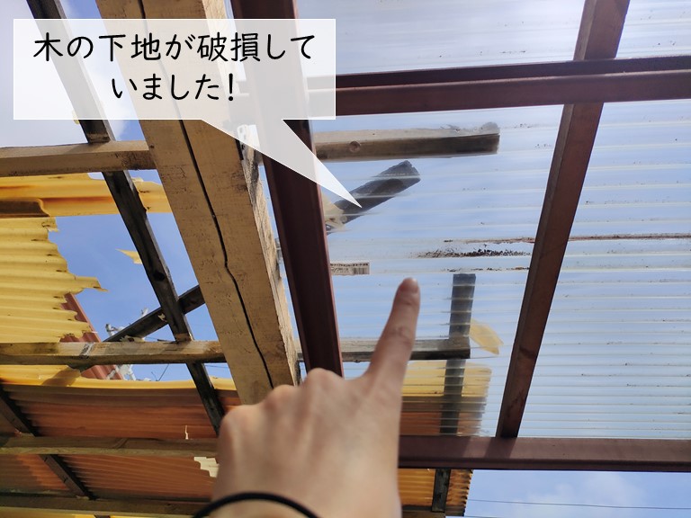泉大津市の波板屋根の木の下地が破損
