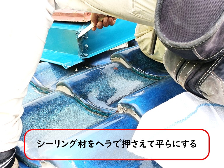 泉大津市シーリング材をヘラで押さえて平らにする