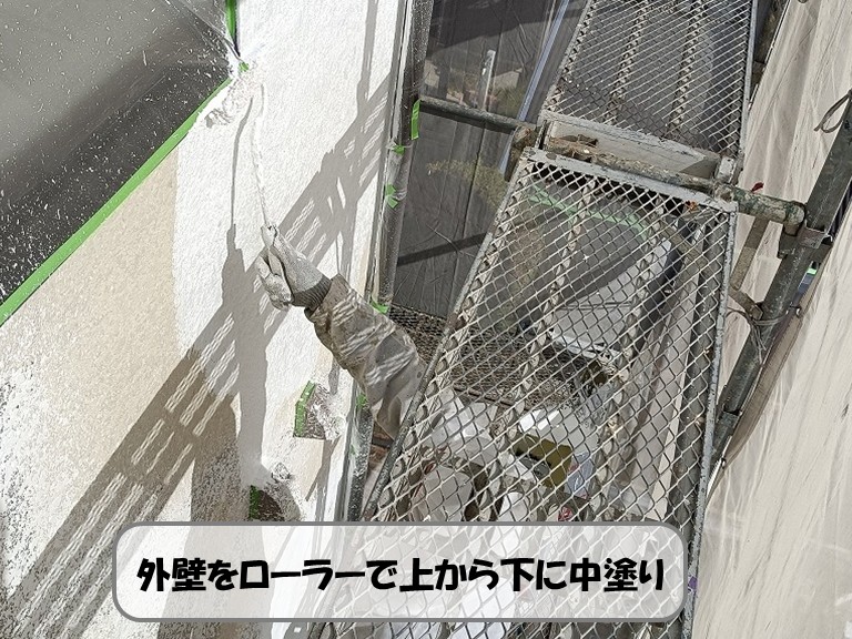 熊取町ローラで外壁上から下中塗り