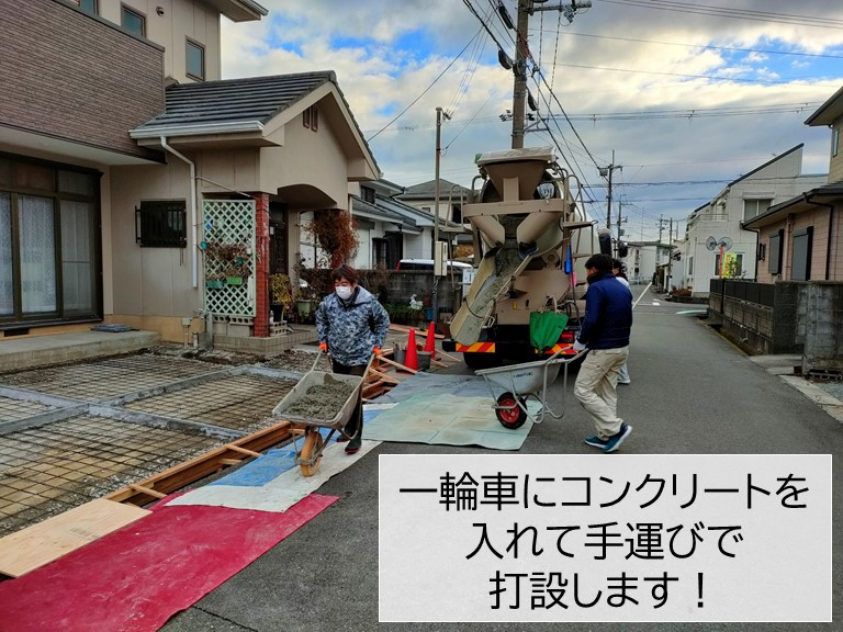 貝塚市で一輪車にコンクリートを入れて手運びで打設