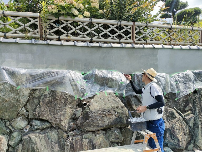 貝塚市のシーラー塗装で刷毛を使用