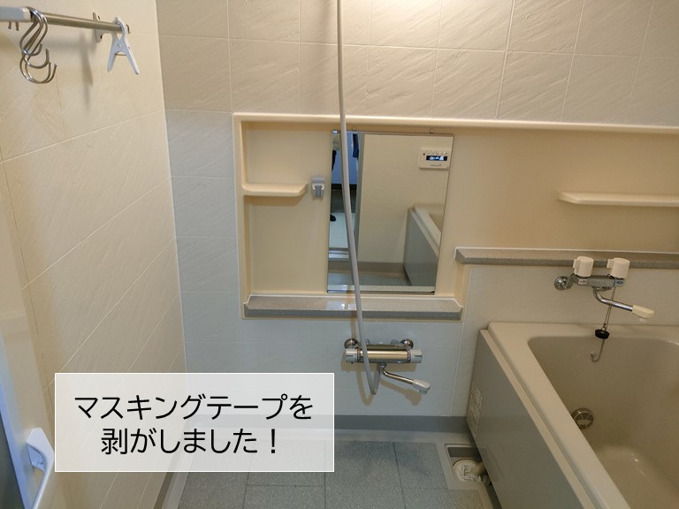 貝塚市のシーリング打ち替えでマスキングテープを剥がしました