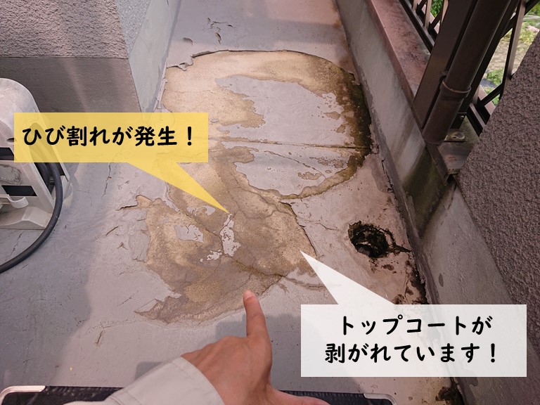 貝塚市のベランダのトップコートが剥がれてひび割れが発生