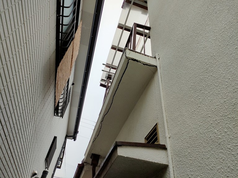 貝塚市のベランダの下端に発生したクラックです！