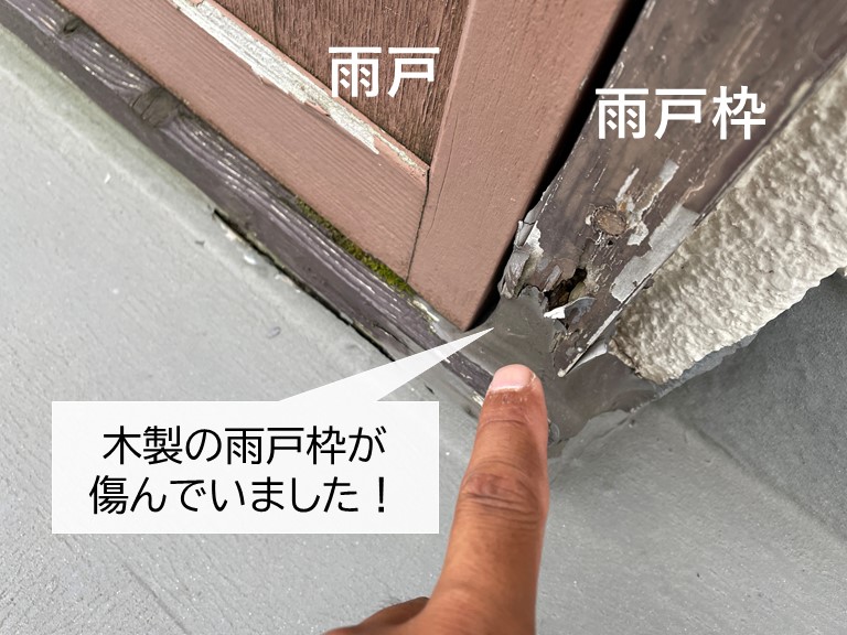 貝塚市のベランダの木製の雨樋枠が傷んでいました