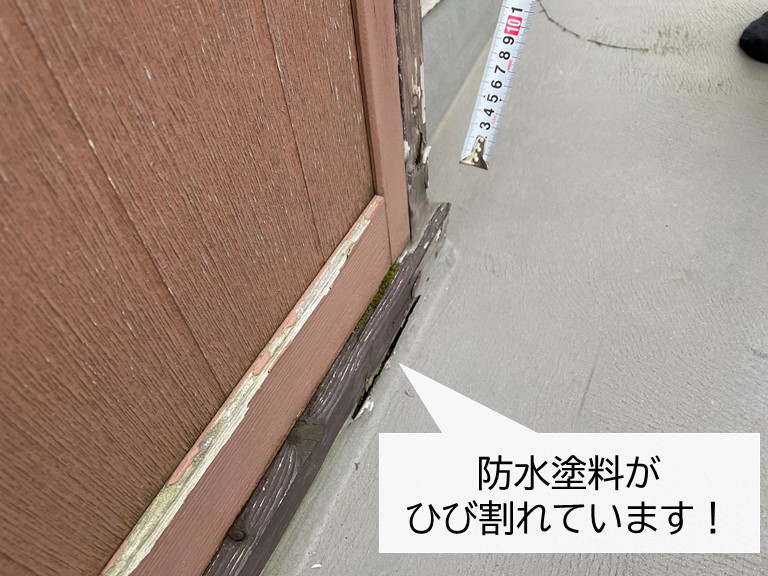 貝塚市のベランダの防水塗料がひび割れています