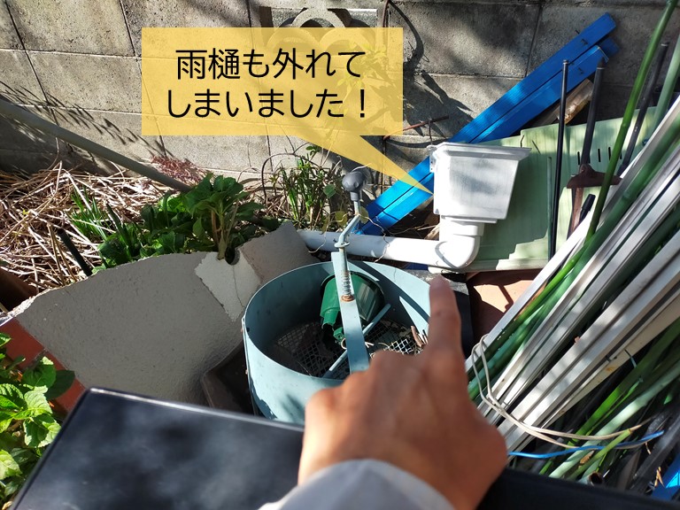 貝塚市のベランダの雨樋も外れてしまいました