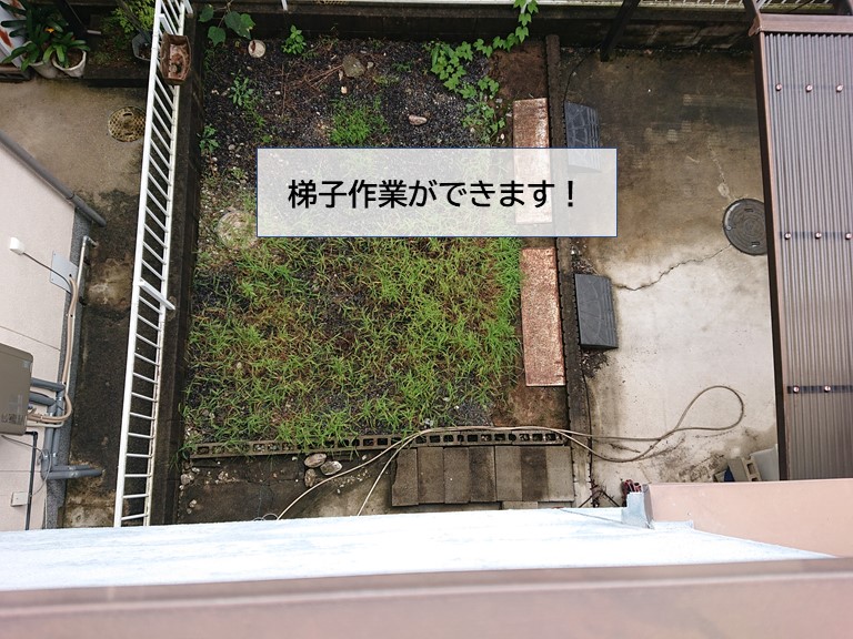 貝塚市のポリカ張替えの梯子作業