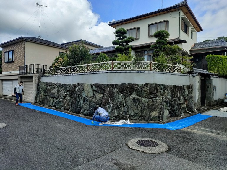 貝塚市の塀に外装用の聚楽を塗装