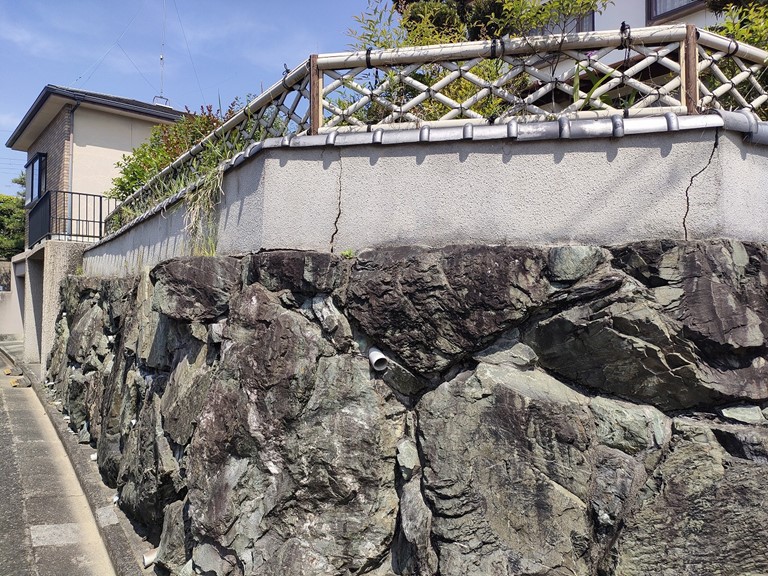 貝塚市の塀のひび割れ補修前