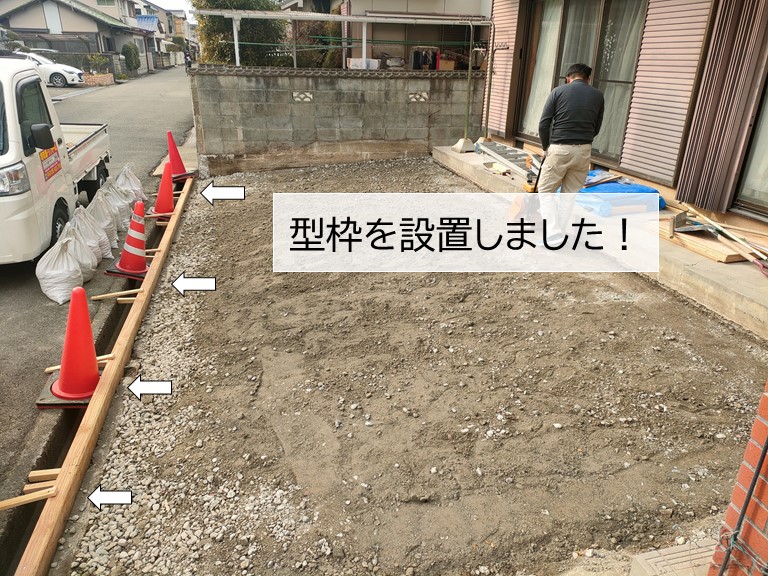 貝塚市の外構に型枠を設置